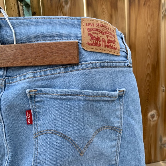 Light wash Levis - Picture 3 of 5